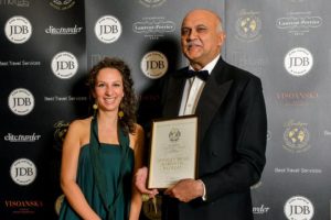 praveen-and-eliosa-receive-virunga-award