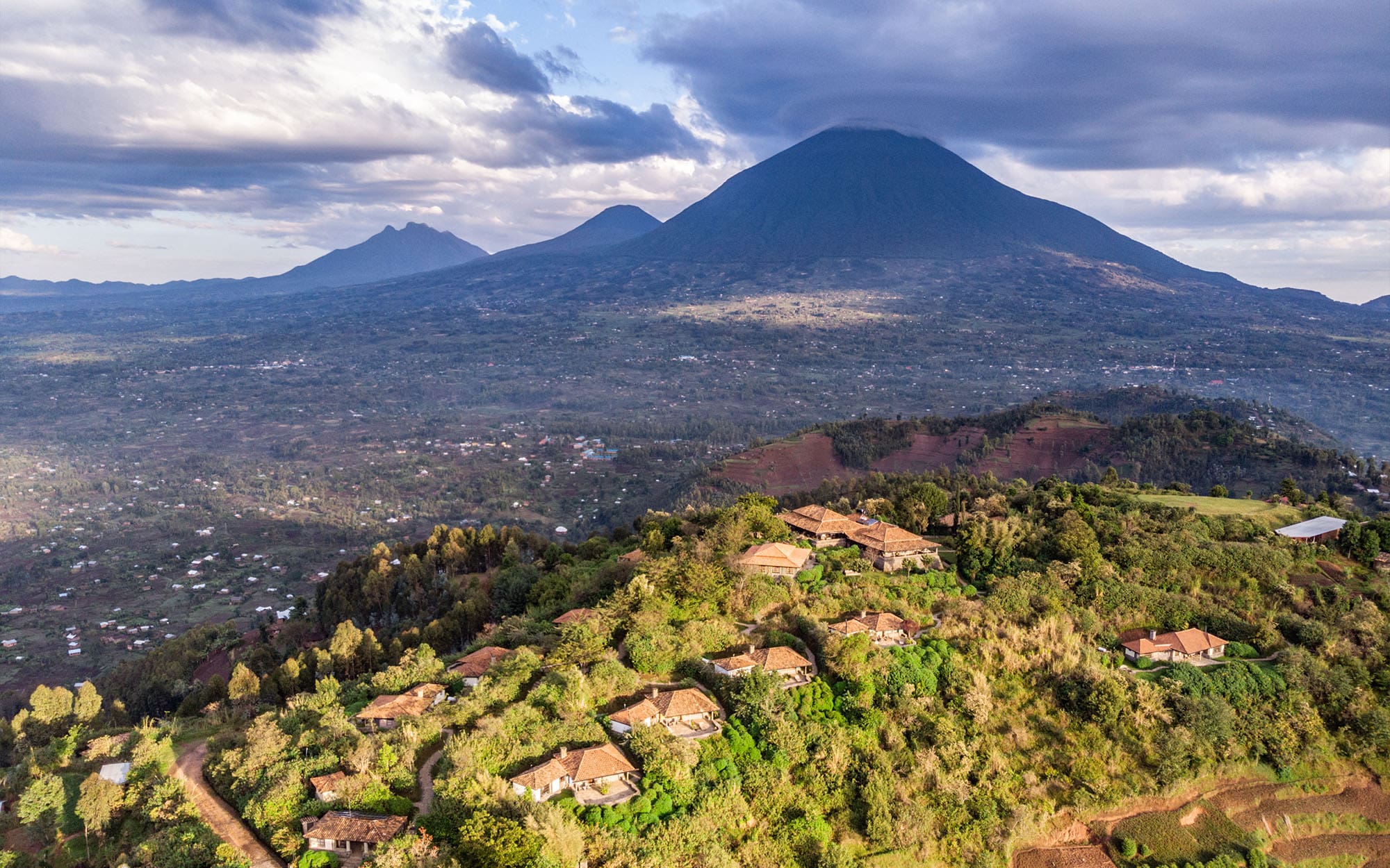 Enjoy the finest views in Africa, overlooking the Virunga Volcanoes and the Musanze valley to the west and Lake Bulera and Ruhondo to the east. 